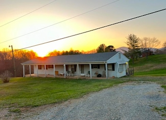 714 Farmer Ln, Vinton, VA 24179