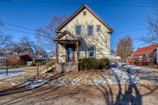 8 Spruce St, Rockland, ME 04841