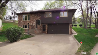 4316 Village Green Ct, Sioux City, IA 51106