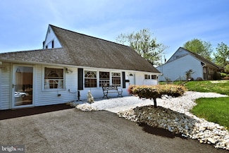 28 Calicobush Rd, Levittown, PA 19057