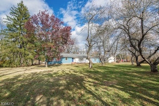 4 Schoolhouse Ln, Chester, NJ 07930