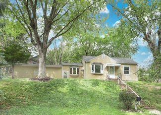 702 25th St, Bettendorf, IA 52722