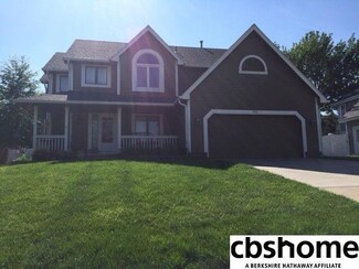 802 Oakland Ln, Papillion, NE 68046