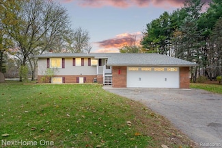 920 Del Sher Dr, Brighton, MI 48114