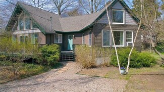 8 Neptune St, Jamestown, RI 02835