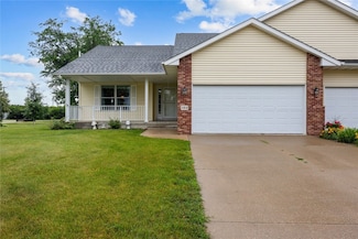 104 Country View Dr, Mechanicsville, IA 52306