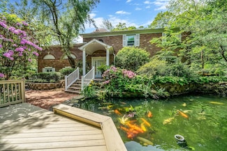 25 Rustic Gate Ln, Dix Hills, NY 11746