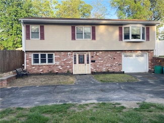 71 Glendale Dr, West Warwick, RI 02893