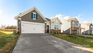41 Woodvale Dr, Waynesville, NC 28786