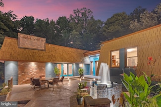 10916 Thimbleberry Ln, Great Falls, VA 22066