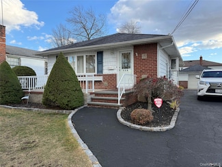 32 Liszt St Unit A, Hicksville, NY 11801