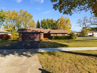 1700 Shorewood Dr W, Hoffman Estates, IL 60192