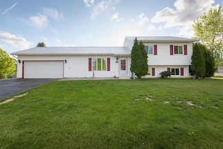 123 Westgate Dr, Iron Ridge, WI 53035