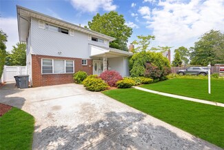 32 Cedar St, Lindenhurst, NY 11757