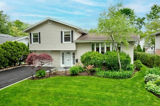 5 Roger Dr, Port Washington, NY 11050