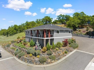 272 Cambridge Terrace, Eagle Point, OR 97524