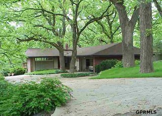 9323 Oak St, Omaha, NE 68124