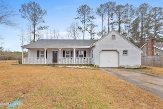 2002 Hunters Ridge Dr, Midway Park, NC 28544