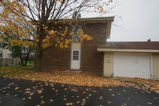 638 Saint Johns Rd, Woodstock, IL 60098