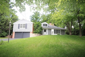 1140 Cambridge Dr SE, Grand Rapids, MI 49506