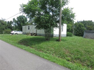 1204 Munday Rd, Elizabeth, WV 26143