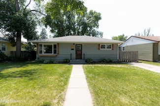2319 9th Ave N, Grand Forks, ND 58203