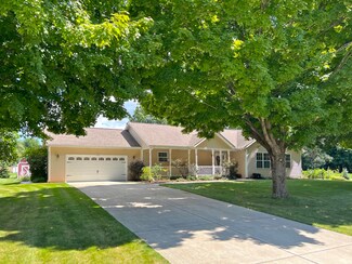 6812 Shady Grove St, Kalamazoo, MI 49004