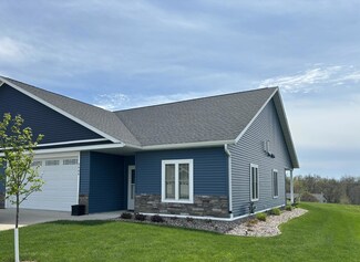 2404 Red Oak Rd, Decorah, IA 52101