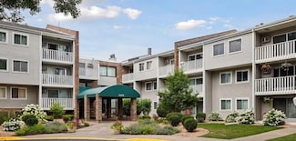 1601 N Innsbruck Dr Unit 319, Fridley, MN 55432