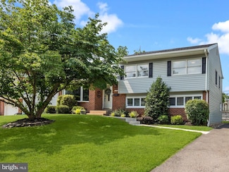 128 Hedgerow Dr, Morrisville, PA 19067