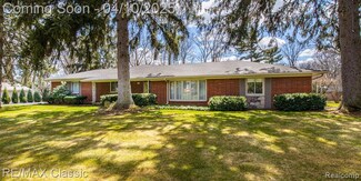 1358 Winchcombe Dr, Bloomfield Hills, MI 48304
