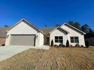 18541 Parkway Pines Dr, Bauxite, AR 72011