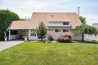 112 Twin Ln N, Wantagh, NY 11793