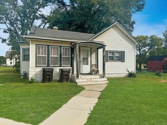 611 S Adams Ave, Freeport, IL 61032