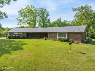 210 Martin Ln, Decaturville, TN 38329