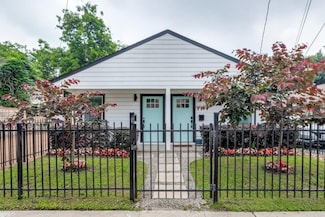 911 Adele St, Houston, TX 77009