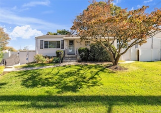 102 Lafayette St, Copiague, NY 11726