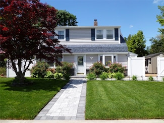 28 Crabtree Ln, Levittown, NY 11756