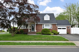 85 Manor St, Plainview, NY 11803