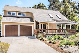 945 SW Pine Ave, Depoe Bay, OR 97341