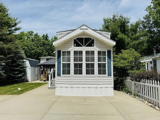 2757 Owens Unit 129 Dr, Houghton Lake, MI 48629