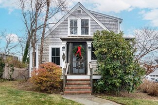 33 Renear St, Vineyard Haven, MA 02568