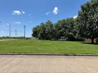 000 S Hedgewood Dr, Bolivar, MO 65613