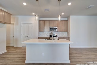 2514 White Daisy Hill, Converse, TX 78109