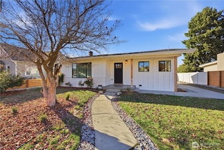 409 N Cedar St, Chelan, WA 98816