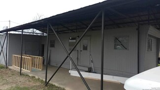 220 10th St, Pleasanton, TX 78064