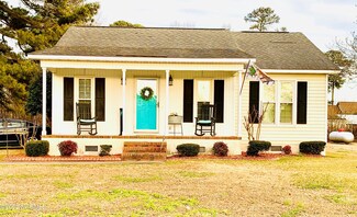 6447 Country Club Dr, Grifton, NC 28530