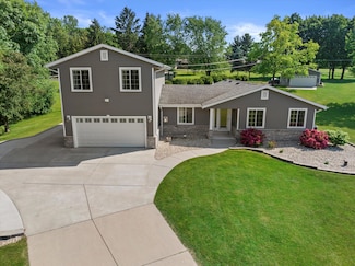 S93W23205 River Oaks Dr, Big Bend, WI 53103
