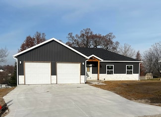 565 N White Oak St, Marshfield, MO 65706