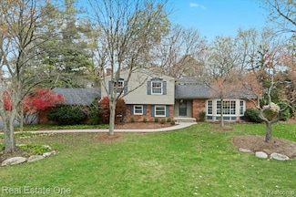 5611 Priory Ln, Bloomfield Hills, MI 48301